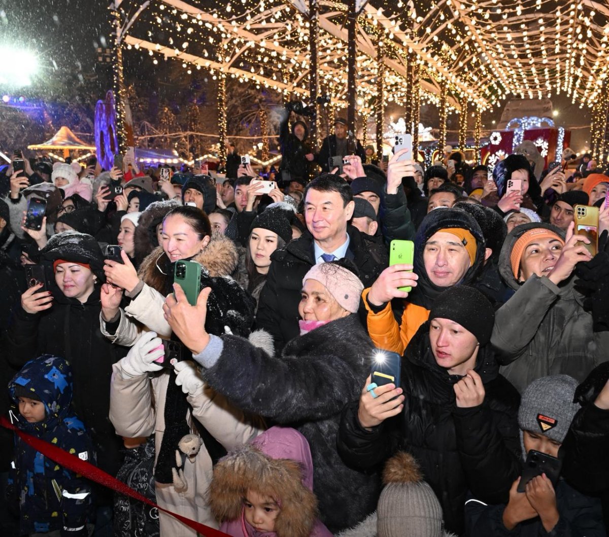 В Алматы зажгли главную новогоднюю ёлку