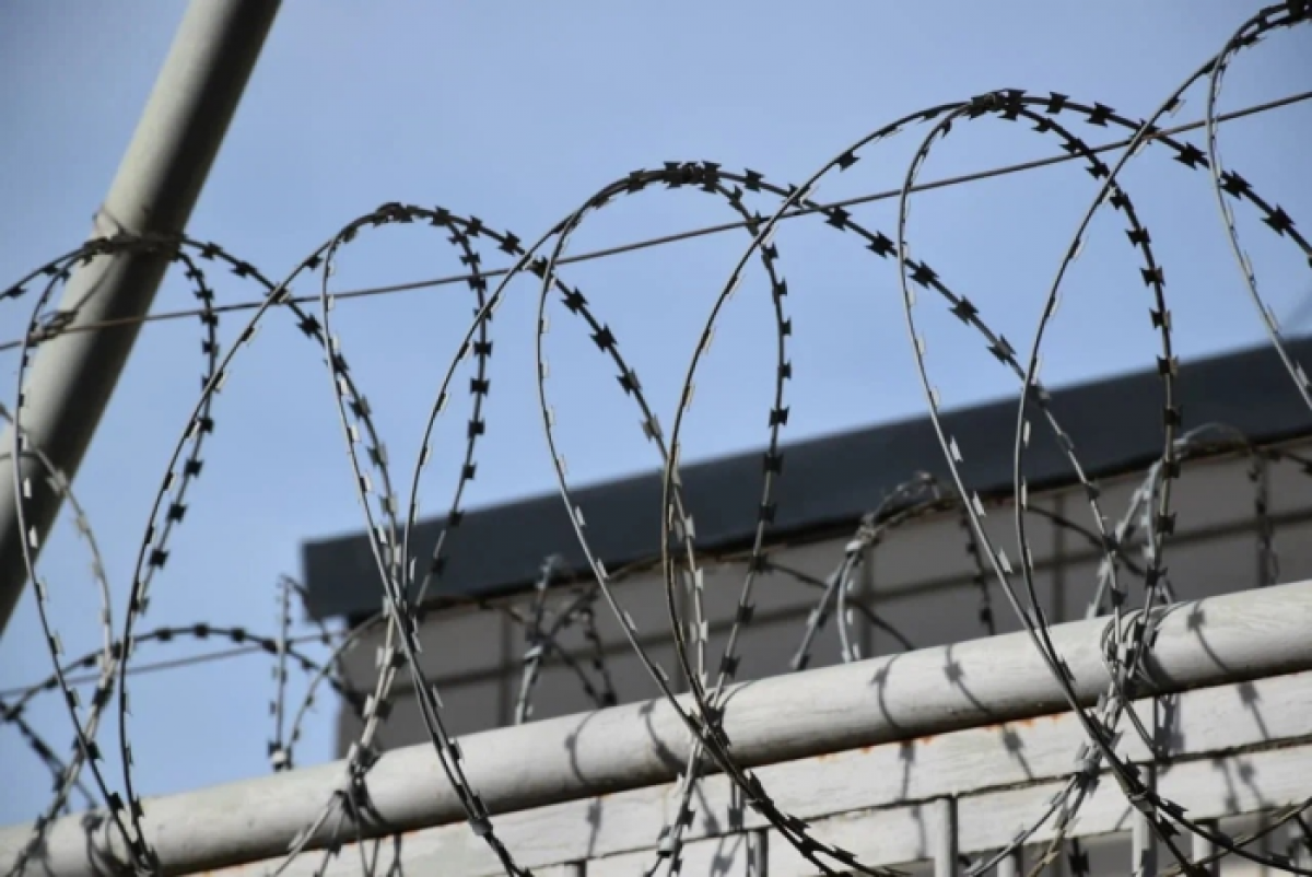 Бизнесмен пытался пронести марихуану и телефоны в колонию ЗКО