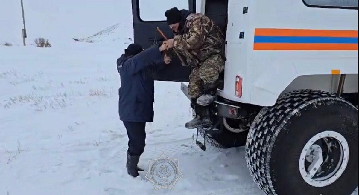 Спасатели эвакуировали 35 пассажиров из неисправного автобуса в Павлодарской области