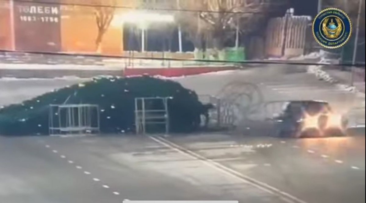 Водитель наехал на главную новогоднюю елку в Туркестанской области