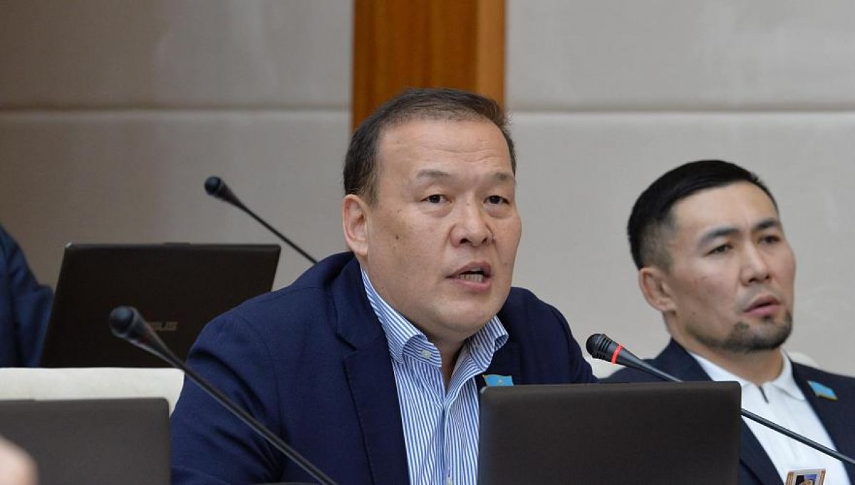 «Скажу вашему руководству»: вопрос журналистки вызвал резкую реакцию депутата