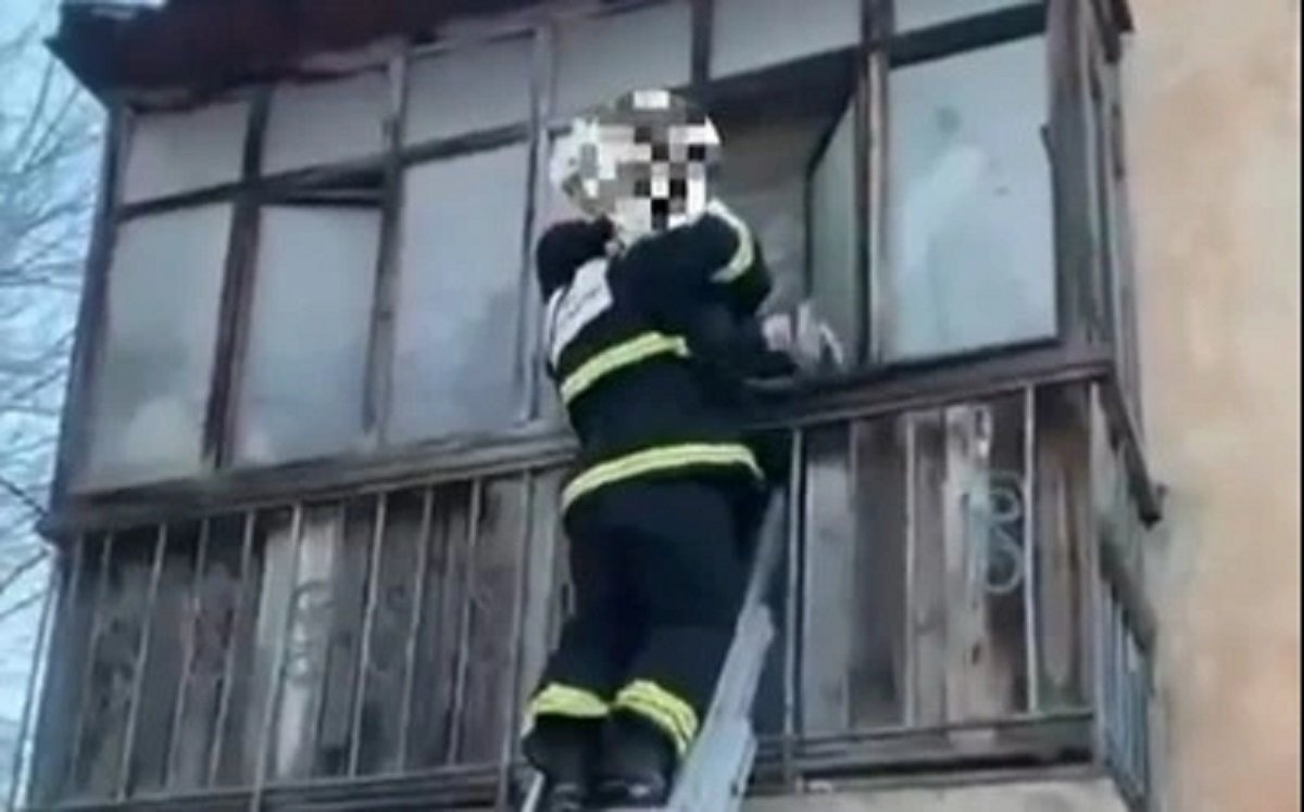 Огнеборцы МЧС спасли 17 человек при пожаре в Кокшетау