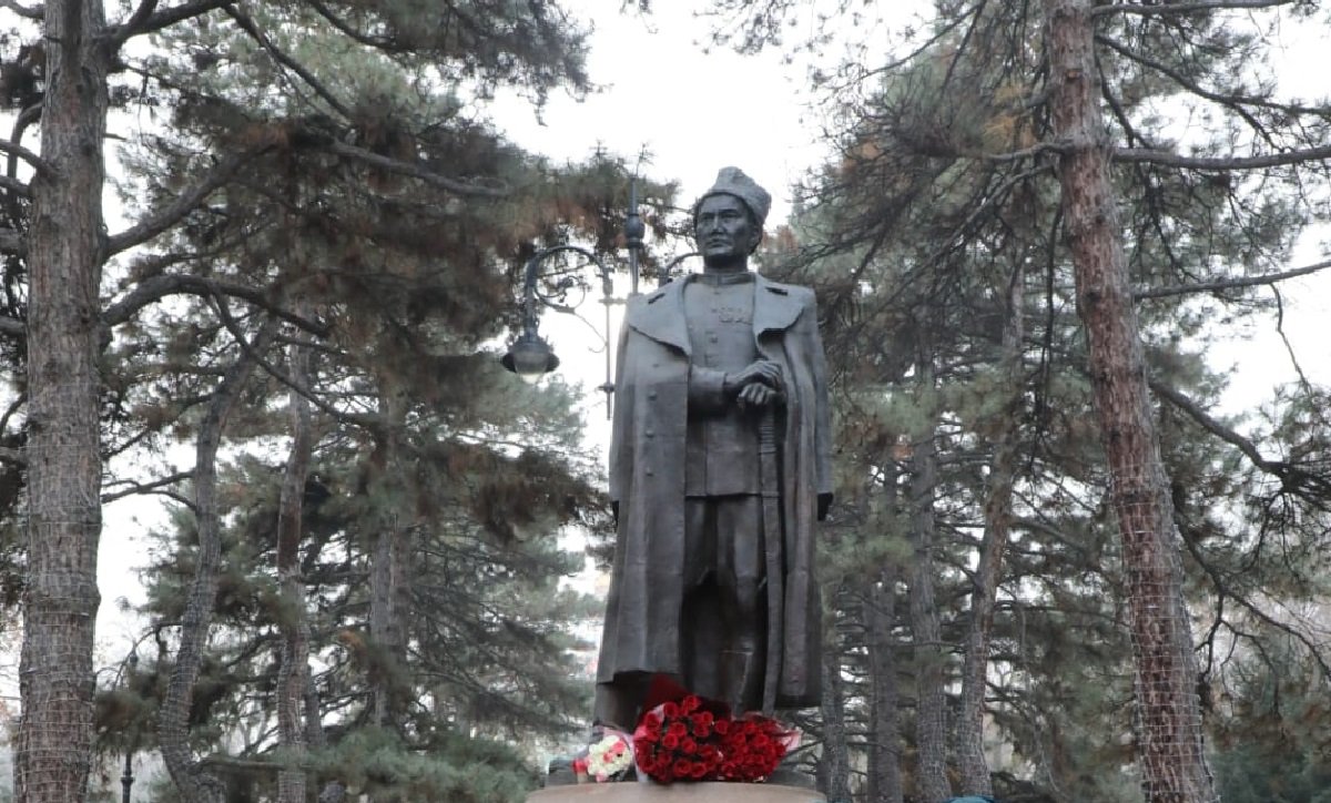 В Алматы возложили цветы к памятнику Халық Қаһарманы Бауыржана Момышулы
