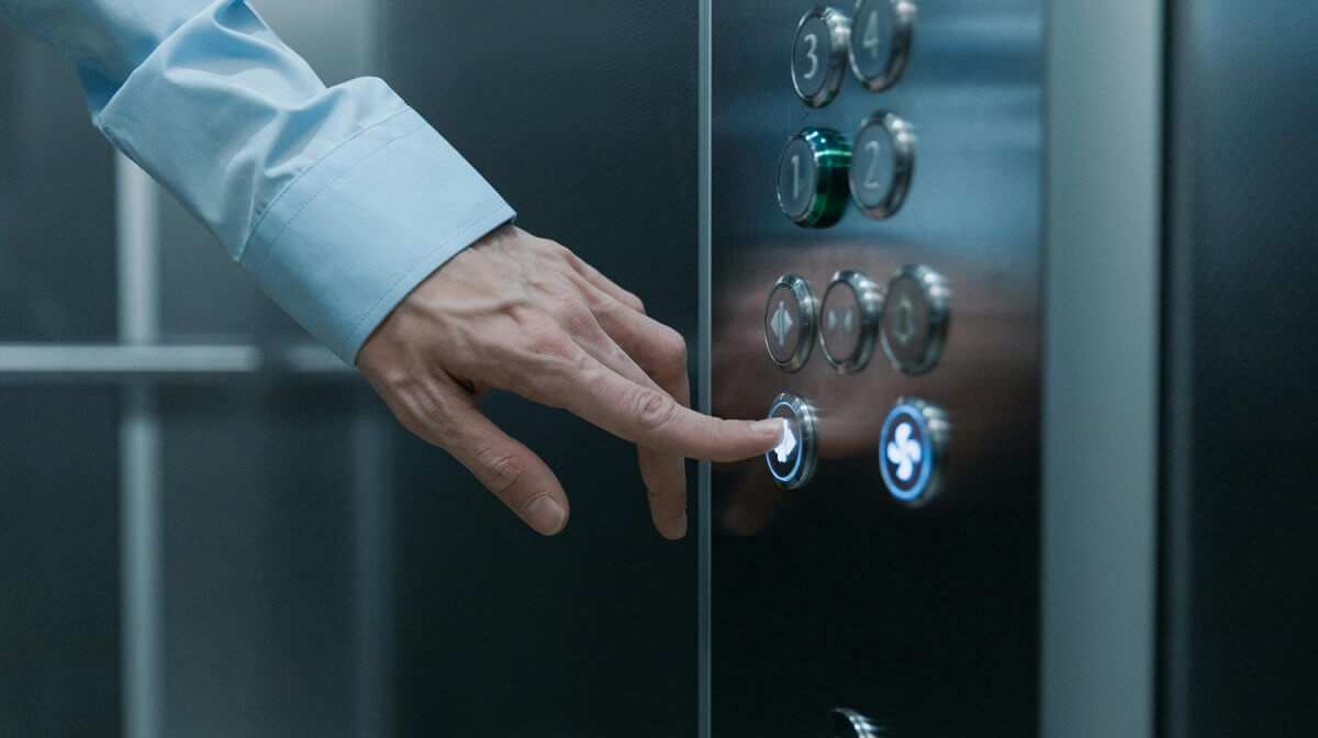 "Остановился между этажами": спасатели в Астане освободили застрявших в лифте людей