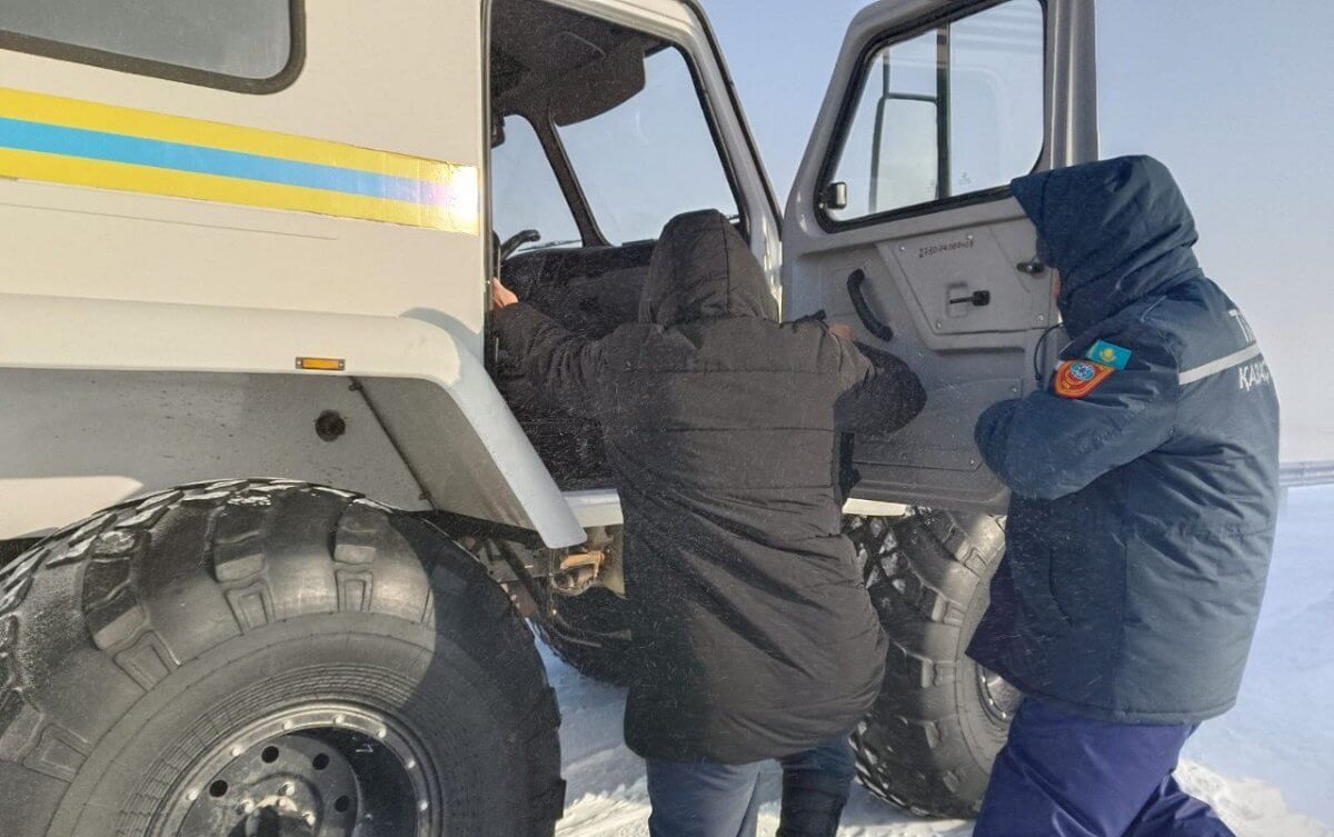 Спасатели вызволили водителя грузовика из снежного заноса в Мангистау