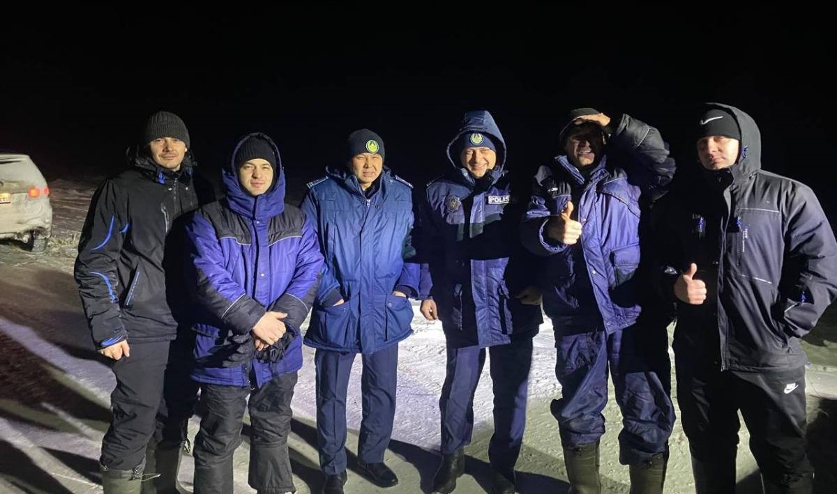 Полицейские спасли водителей из снежного плена в ВКО