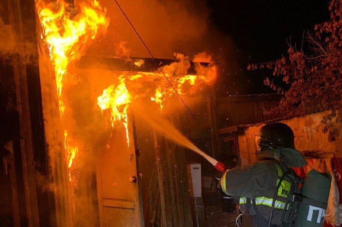 "Дышала через окно балкона": двух женщин спасли из горящей квартиры в Алматы