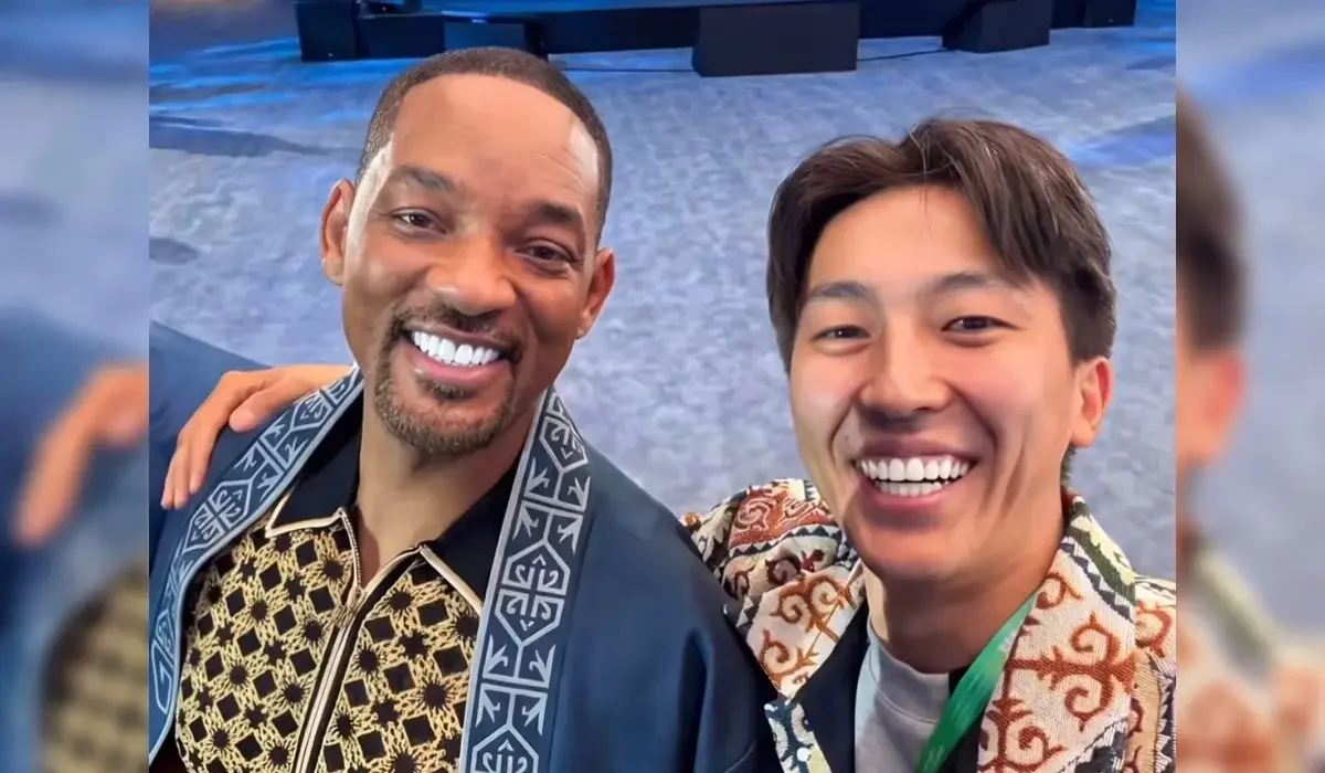 Казахстанский видеограф надел казахский чапан на Уилл Смит в Дубае