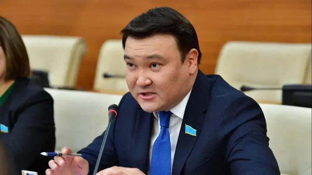 «Награды и звания превратились в рыночный сувенир»: депутат раскритиковал «торговлю почестями»