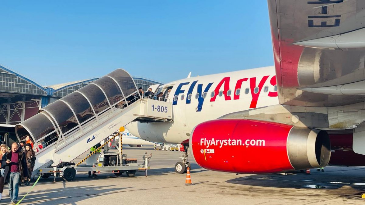 Самолет FlyArystan выкатился за пределы рулежной дорожки в аэропорту Атырау