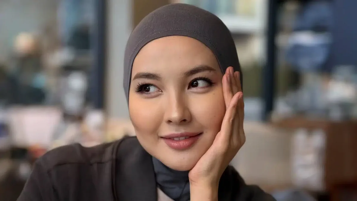 «Ходить с платком непросто»: Айдана Меденова ответила на критику после видео без хиджаба