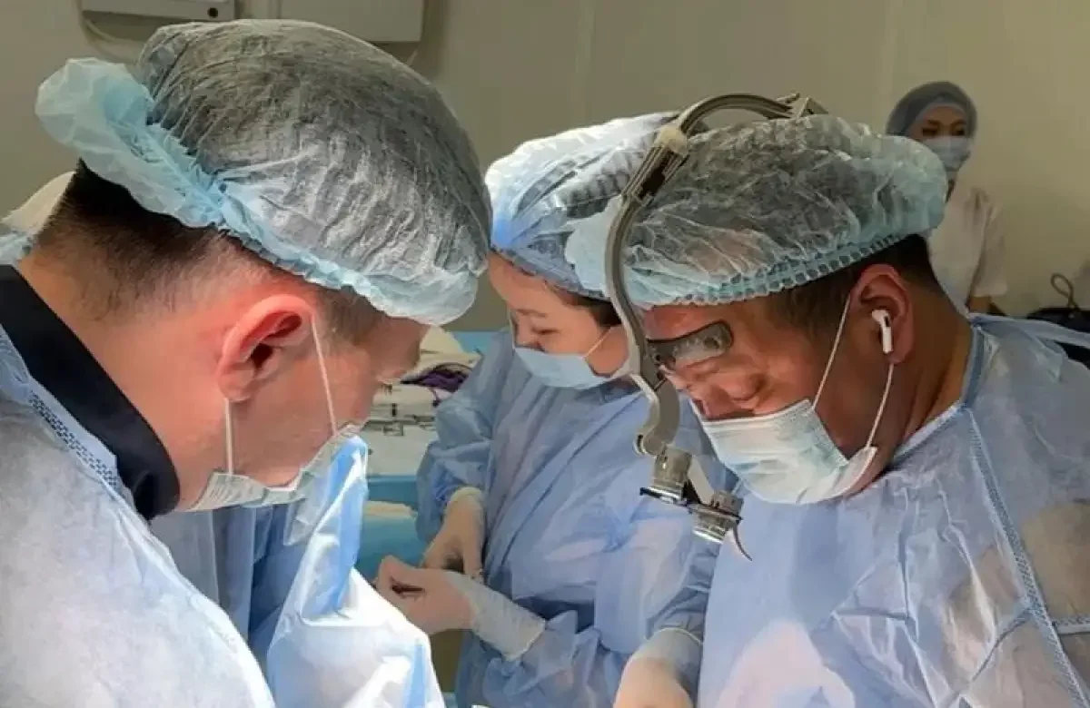 В Алматы нейрохирурги успешно провели сложную операцию пациенту с метастазами в позвоночнике