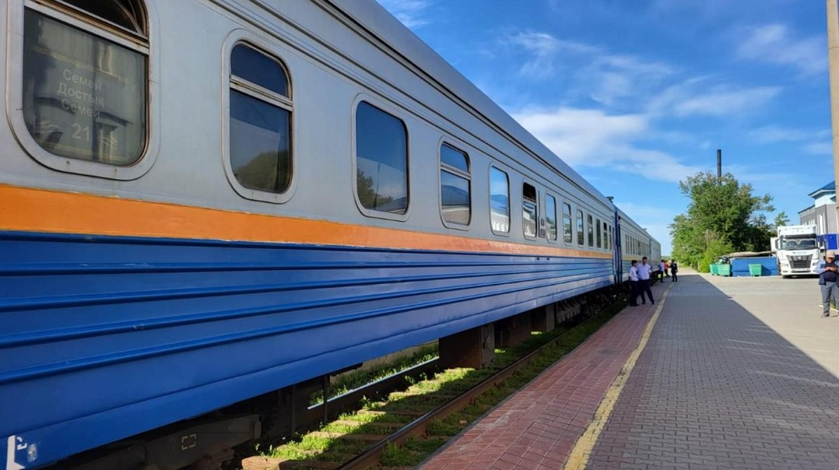 Один раз в год: военнослужащим Казахстана и членам их семей разрешили бесплатно ездить на поезде