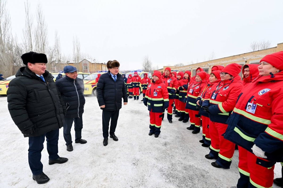 Аким области Абай вручил скорой помощи Семея ключи от новых санитарных авто