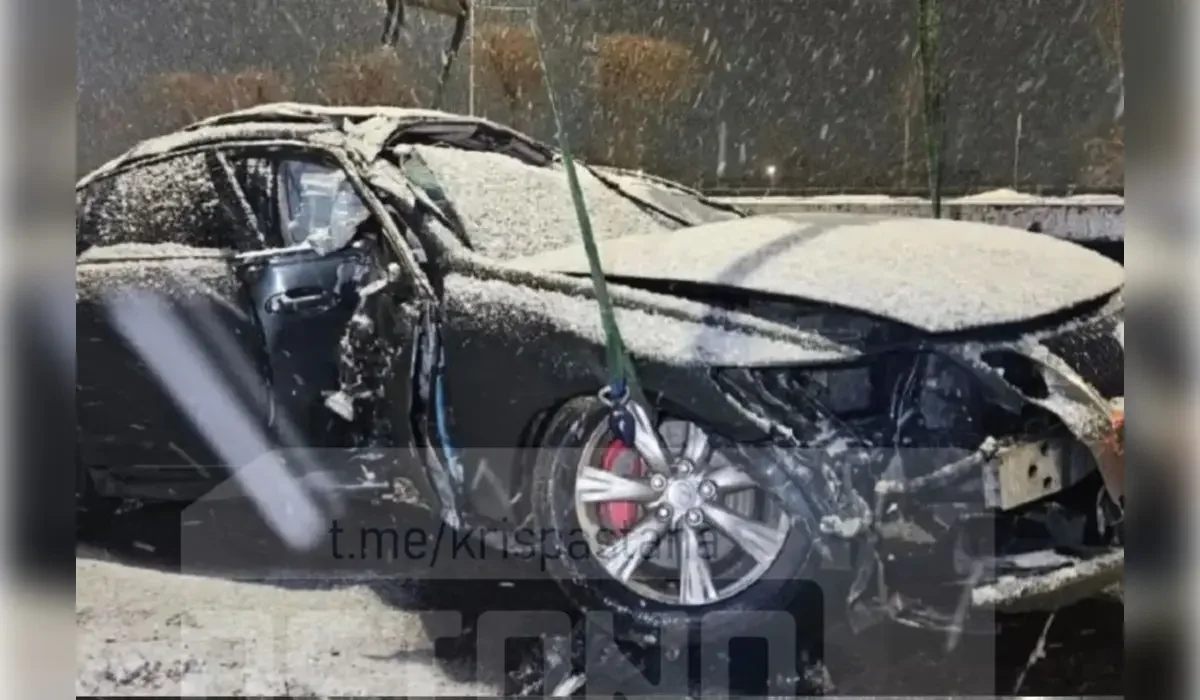 ДТП в Алматы: Lexus протаранил ограждение и снес деревья