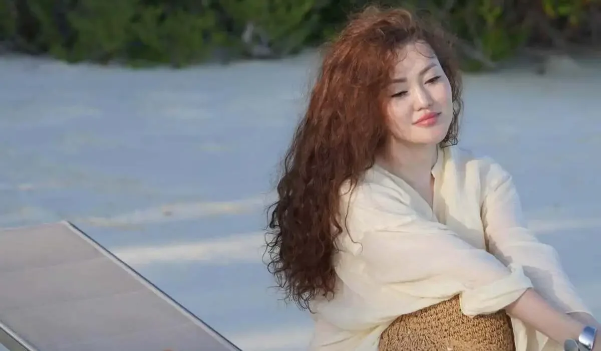 "Муж влюблен в мои кудри": Ерке Есмахан показала естественную красоту на отдыхе на Мальдивах