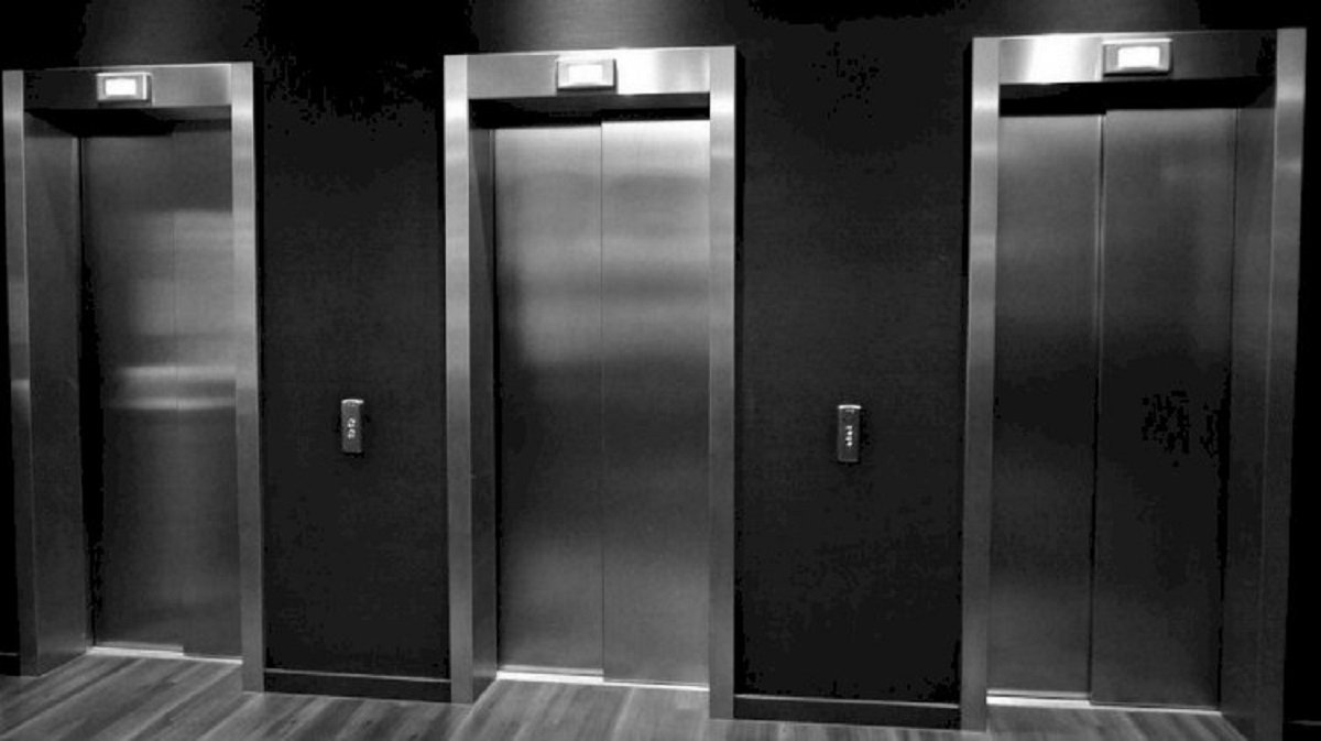 Лифт с пассажиром сорвался в 16-этажном ЖК Шымкента