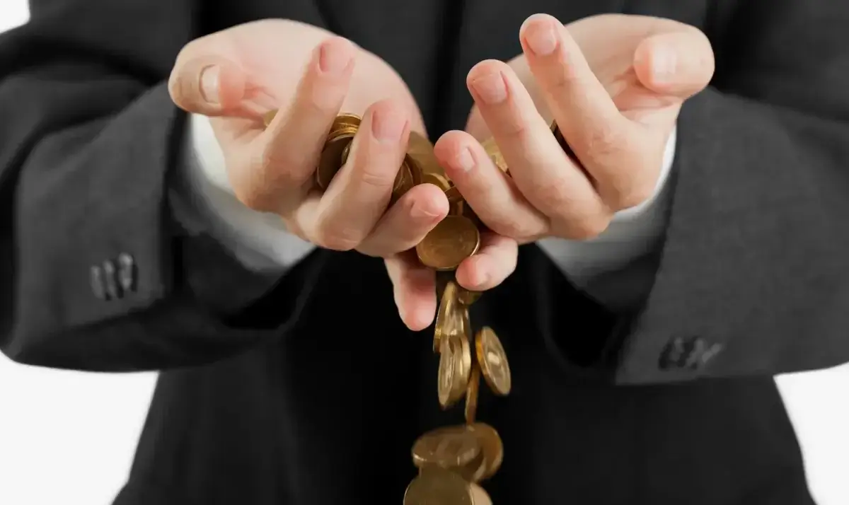 В Казахстане проверяют крупные банковские переводы за рубеж