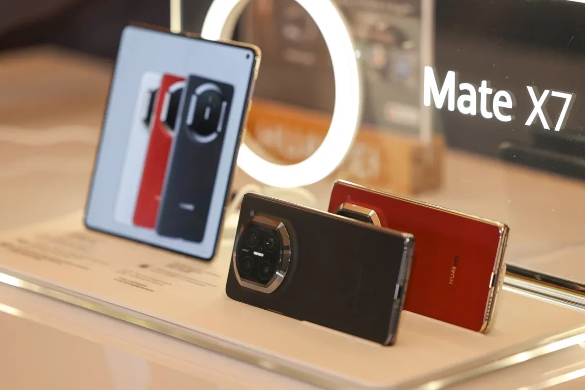 Huawei обновляет линейку: складной смартфон, планшет и наушники нового поколения