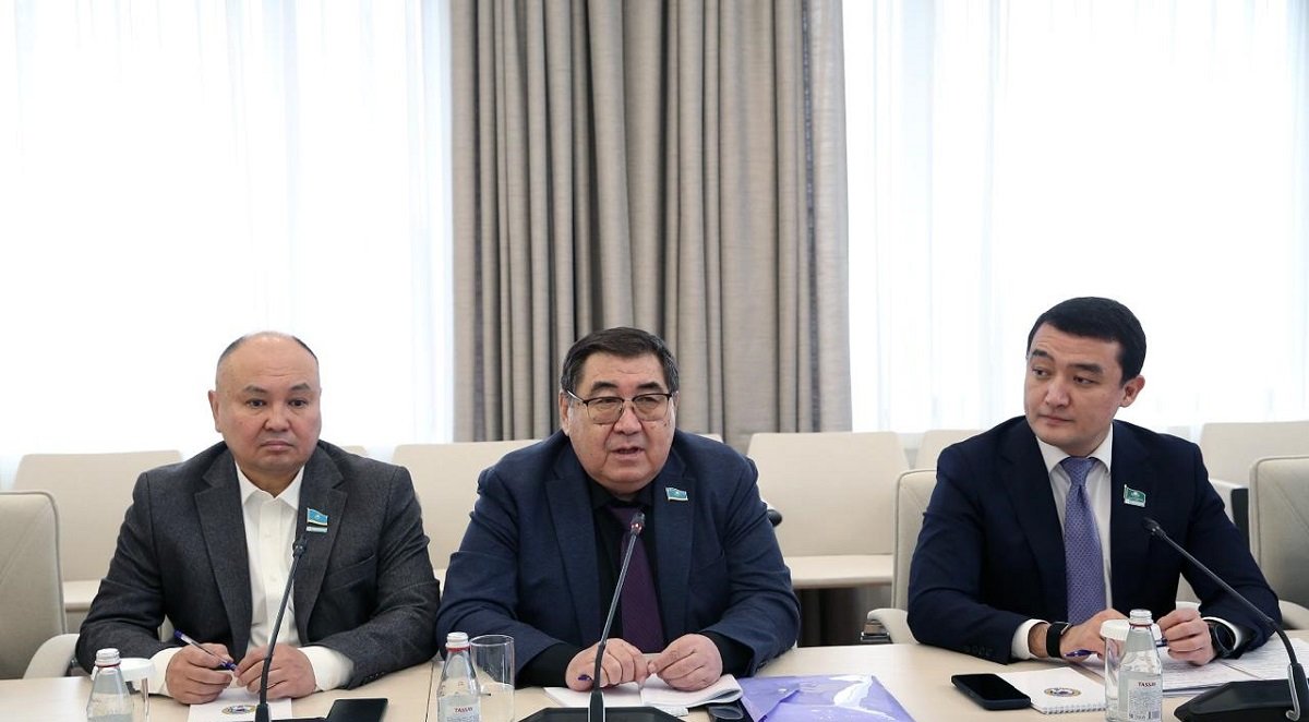 Поправки в Конституцию разъяснили на встрече с общественностью Алматы