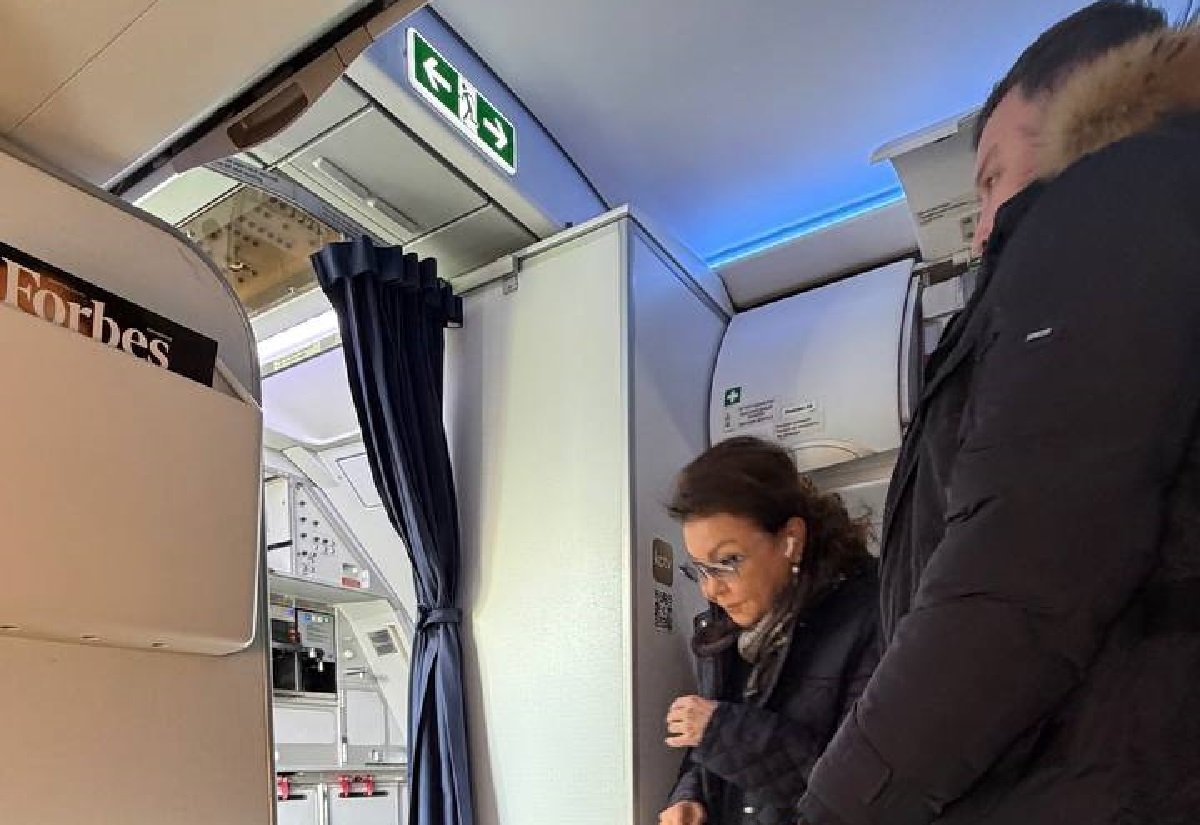 «Телохранитель в два раза шире»: Дарига Назарбаева замечена в самолете рейса Астана-Алматы