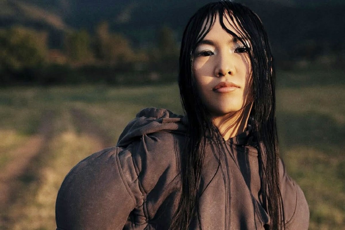 «Заслуживаешь»: оригинальный подарок от Розы Рымбаевой получила певица Yenlik