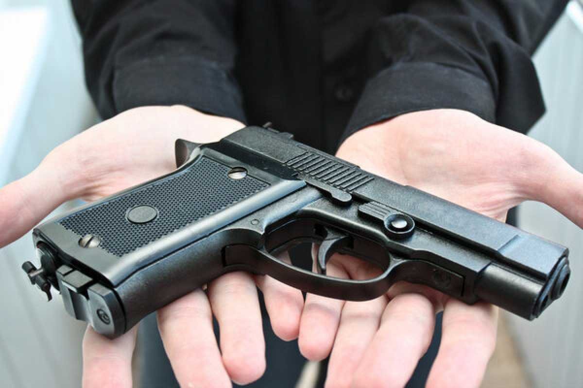 «Выстрелил в пол»: Подросток пришел с оружием в школу в Петропавловске