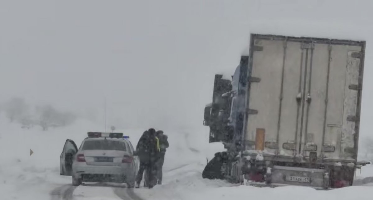 Полицейские помогли беременной дальнобойщице  на трассе в Жамбылской области