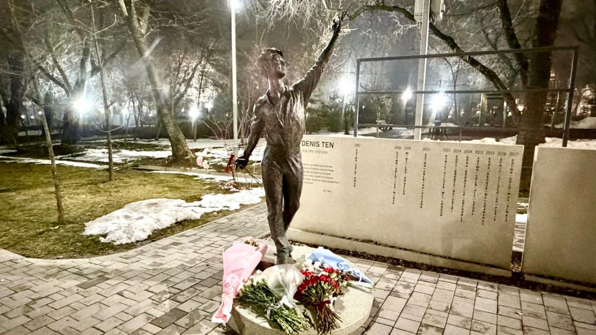 После победы Шайдорова болельщики возложили цветы к памятнику фигуристу Денису Тену в Алматы