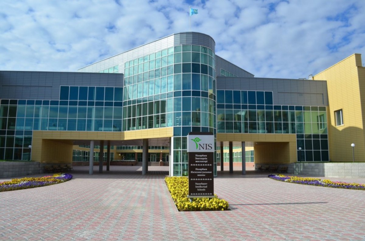 В НИШ Петропавловска ученик выпал из окна третьего этажа