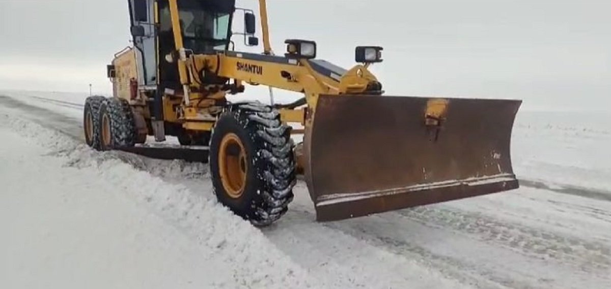 Водитель спецтехники погиб во время работ по расчистке трассы в ВКО