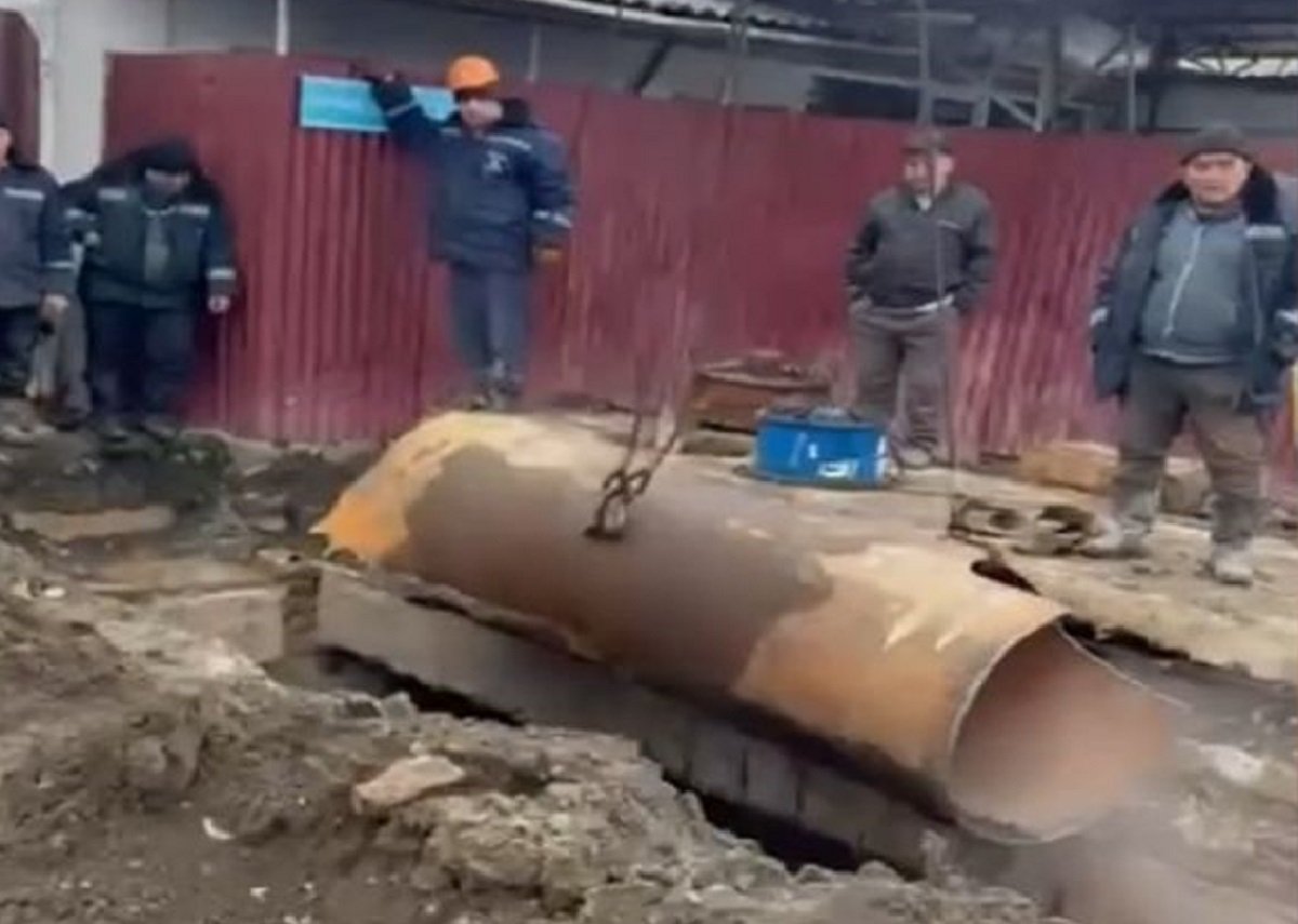 Прорвало теплотрассу: из-за аварии кипятком залило частные дома в Алматы