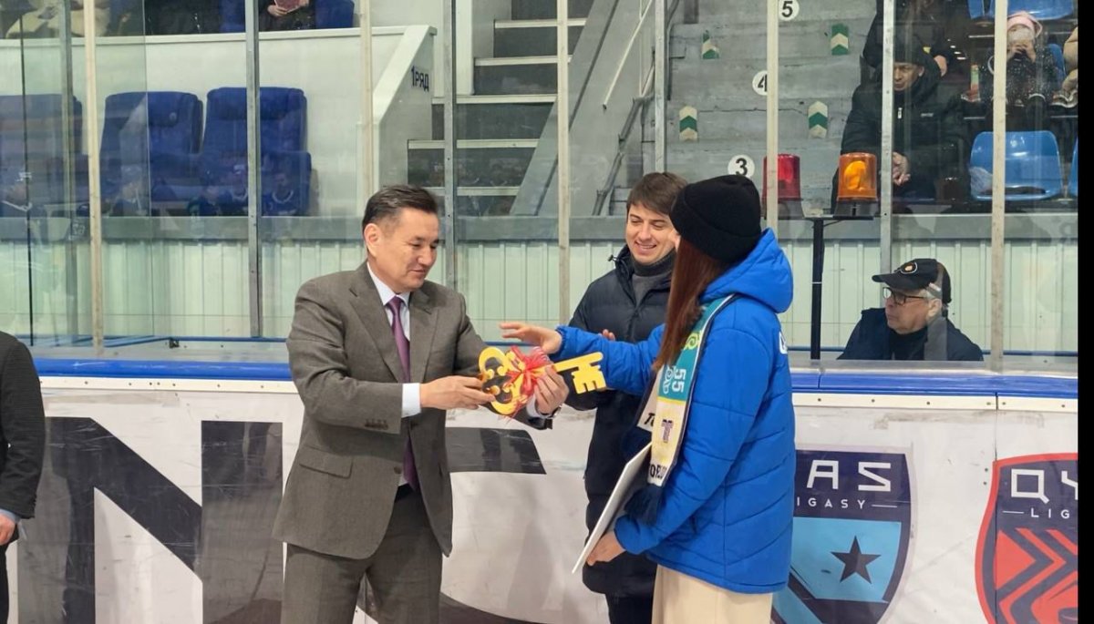 Чемпионке XXV Сурдлимпийских игр Фаине Мейрмановой аким ВКО вручил сертификат от квартиры