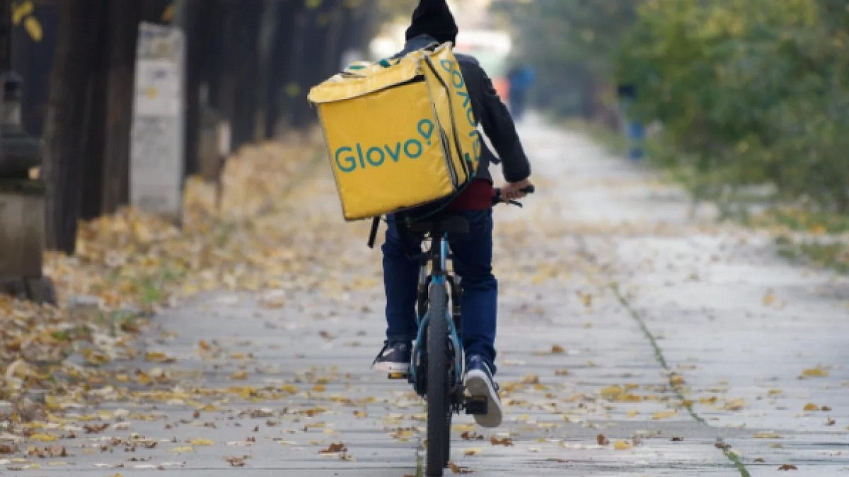 Курьер домогался девушки: требования к агрегаторам доставки усилят в Алматы