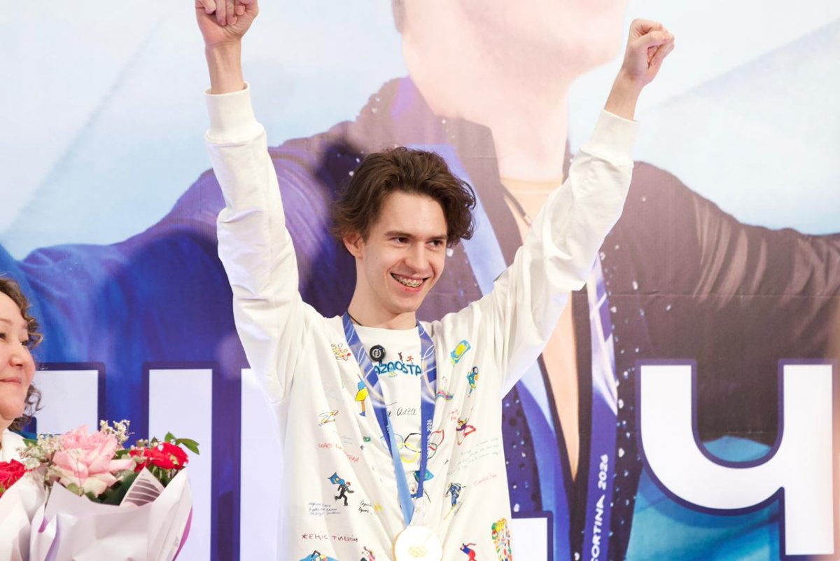 Чемпион вернулся домой: в аэропорту Алматы торжественно встретили Михаила Шайдорова