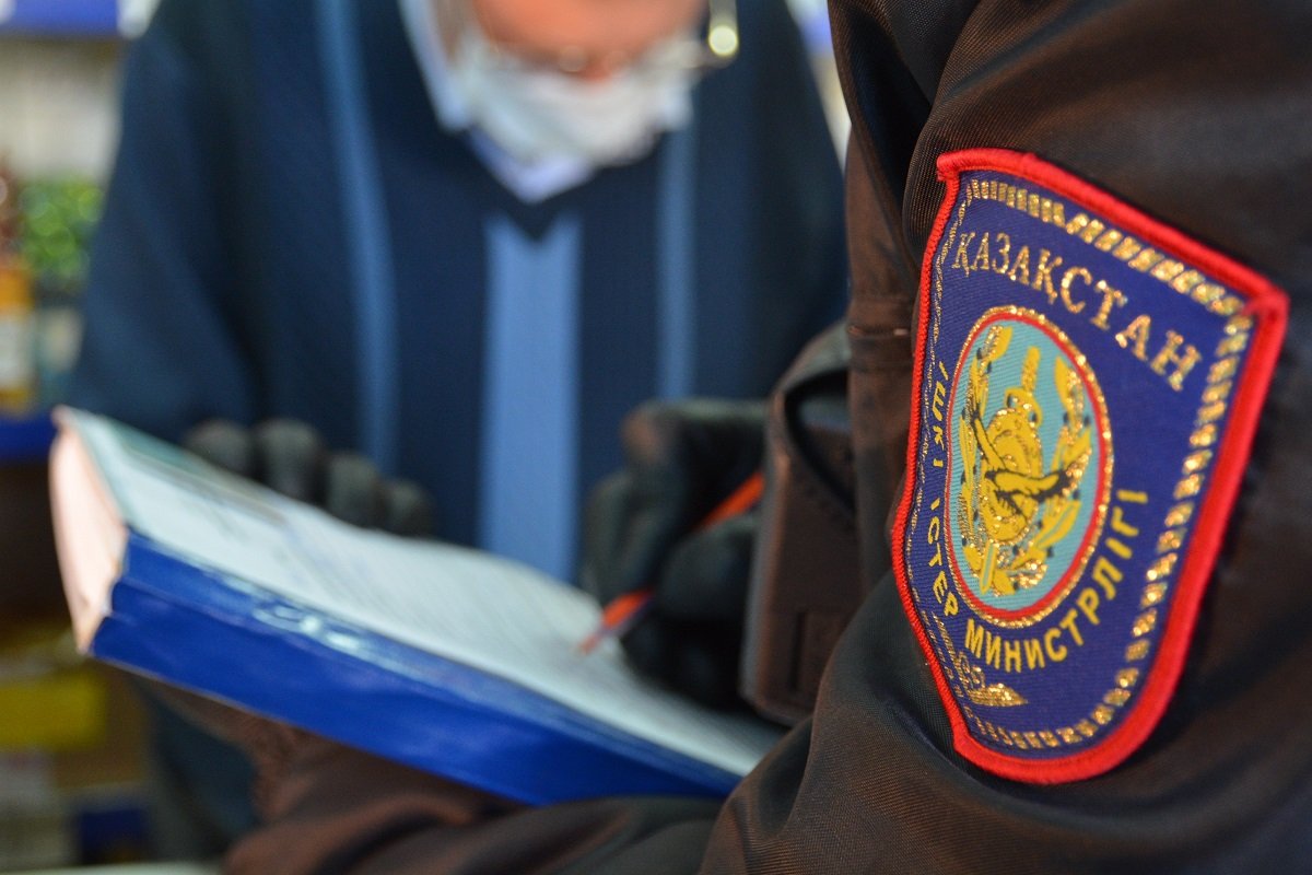 10 лет без документов: полицейские помогли иностранцу в Алматы