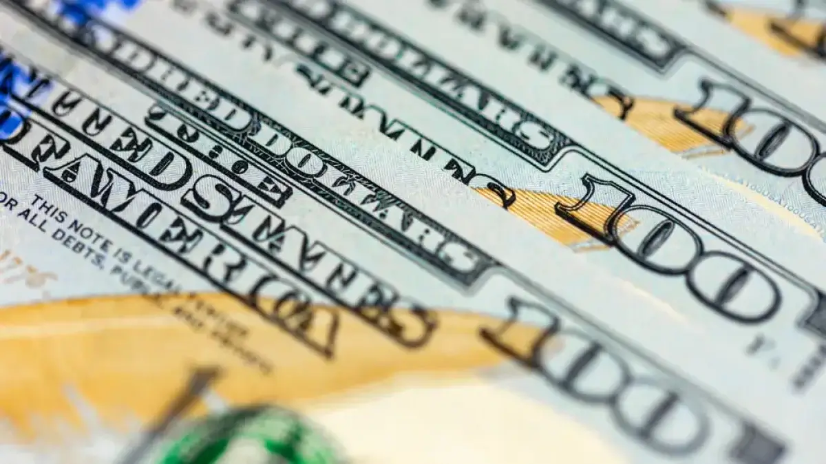 Весна начинается с тревожных цифр: доллар застрял на критической отметке