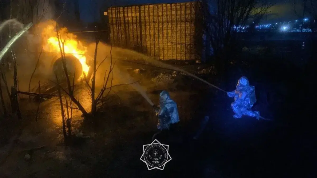 В Актобе на АГЗС произошёл хлопок: пожар охватил резервуары и газовоз