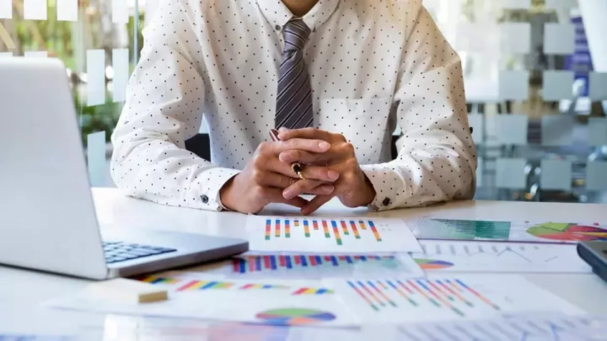 Резкое падение доллара к тенге объяснили финансисты