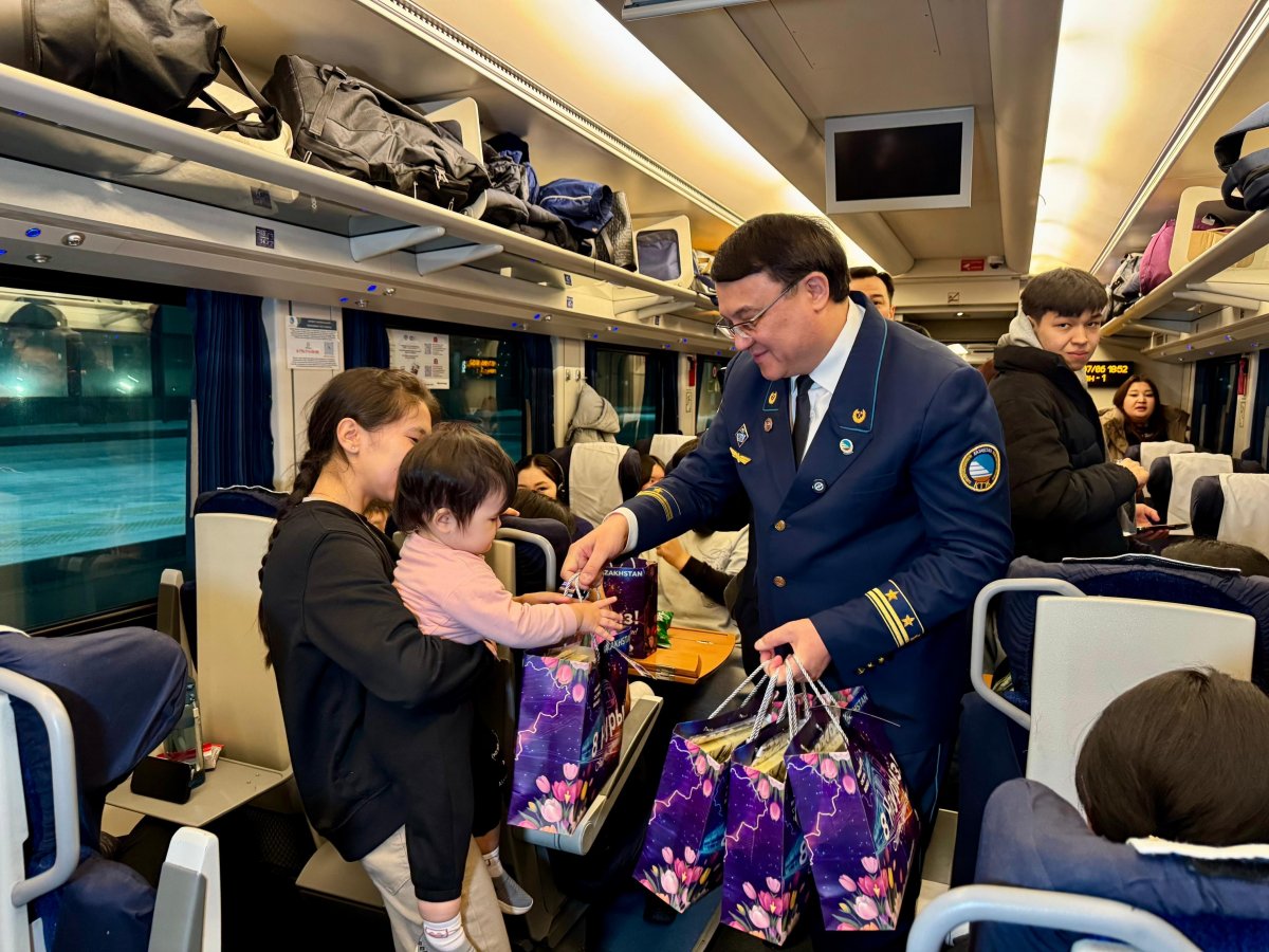 В поездах Национального перевозчика более тысячи женщин получают цветы и памятные подарки