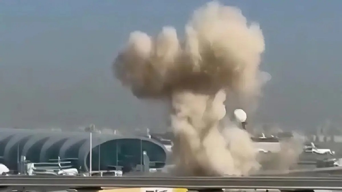 Аэропорт Дубая временно остановил работу после взрывов