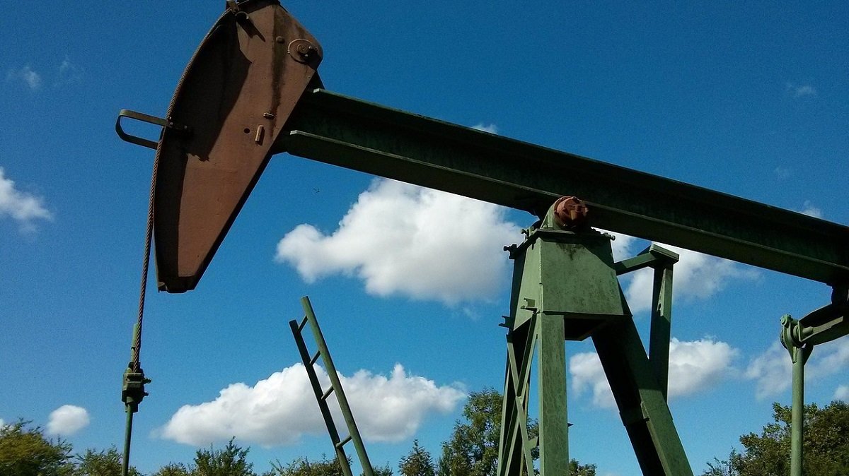 Свыше 100 долларов за барель: Цена нефти подорожала из-за конфликтов на Ближнем Востоке