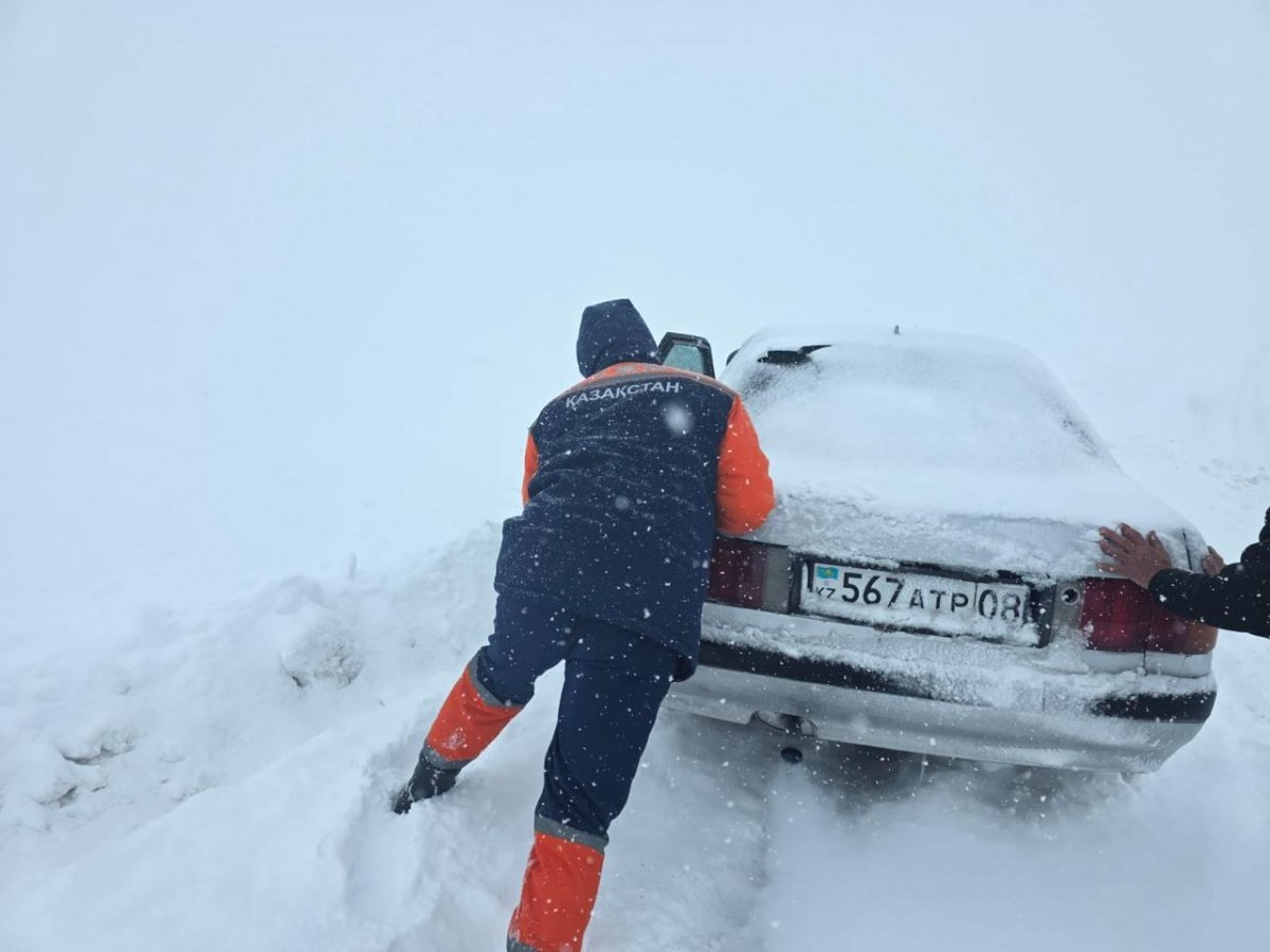 Семья с двумя детьми спасена из снежного заноса В СКО
