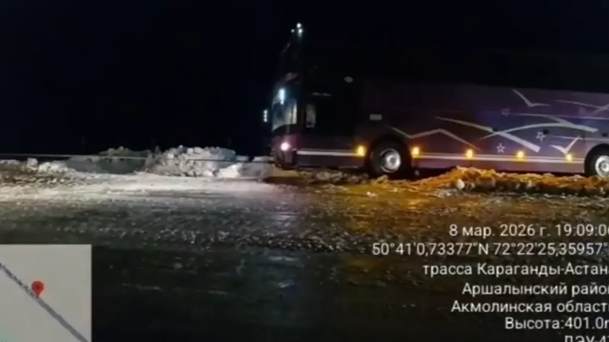 Пассажирский автобус съехал в кювет на трассе Астана – Караганда