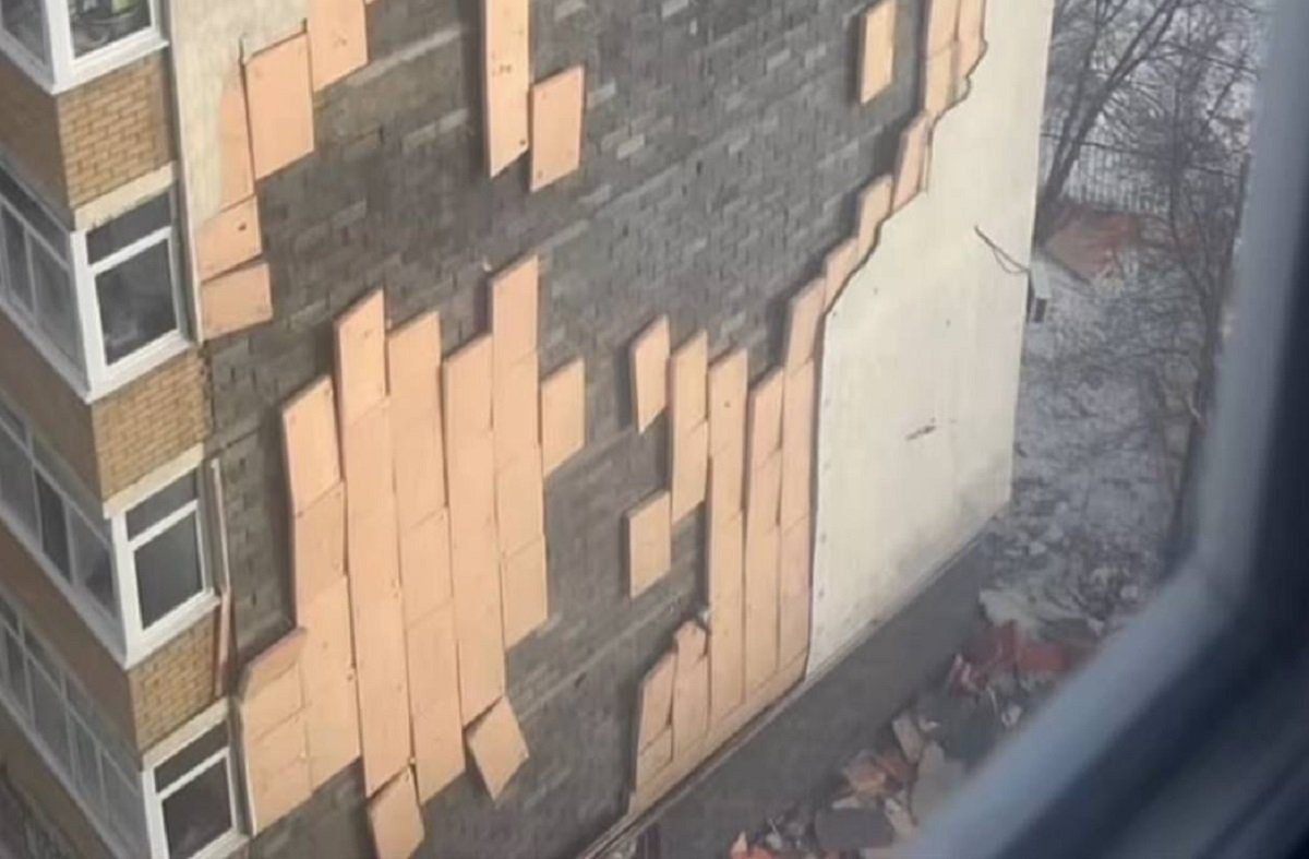 В Астане сильный ветер сорвал облицовку жилой многоэтажки