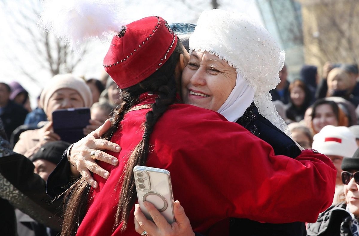 «Көктөбедегі Көрісу»: алматинцев поздравили с началом праздника Наурыз звуковые дроны и роботы