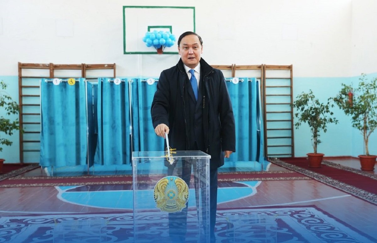 Аким Жамбылской области Ербол Карашукеев проголосовал на референдуме