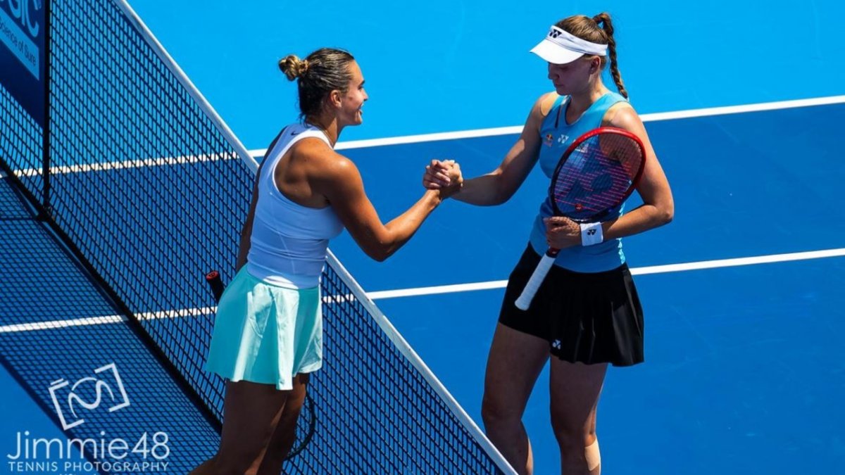 Решающая встреча Рыбакина-Соболенко: где можно посмотреть прямую трансляцию финала