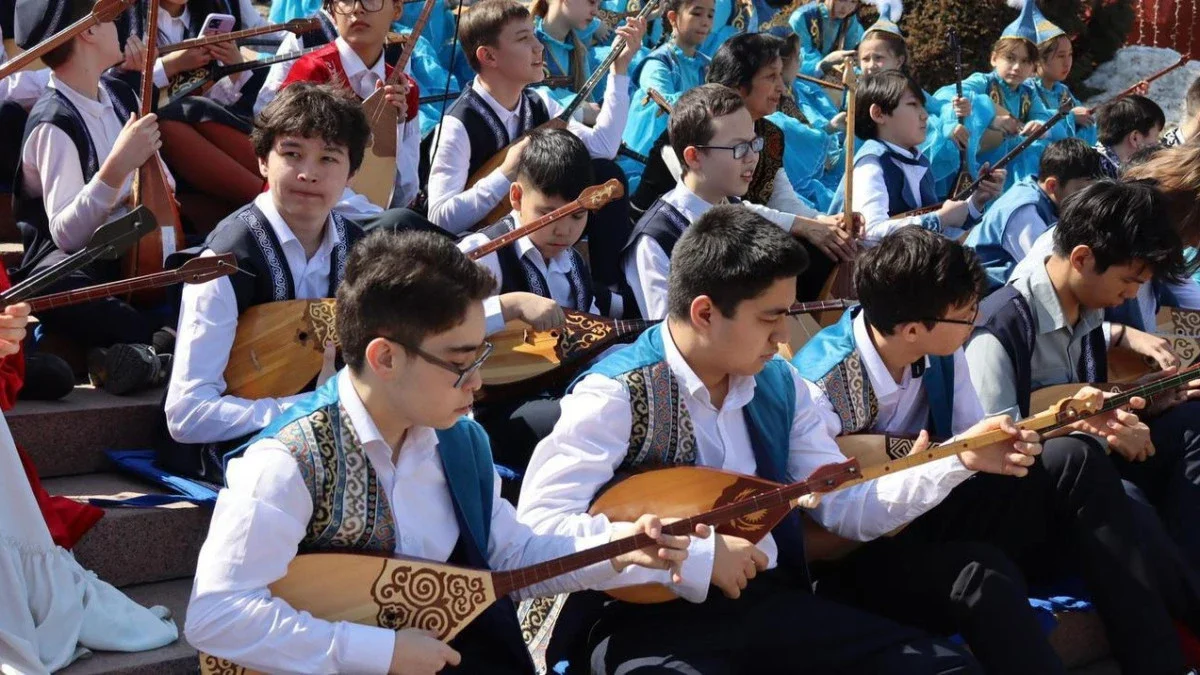 В Алматы установлен новый национальный рекорд: 11 500 школьников исполнили кюй на домбре