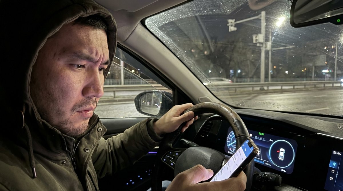 Накажут ли водителя за использование GPS-карты в телефоне за рулем?